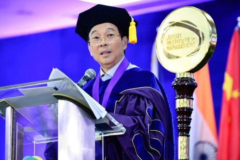 Jollibee founder Tony Tan Caktiong tips to new graduates