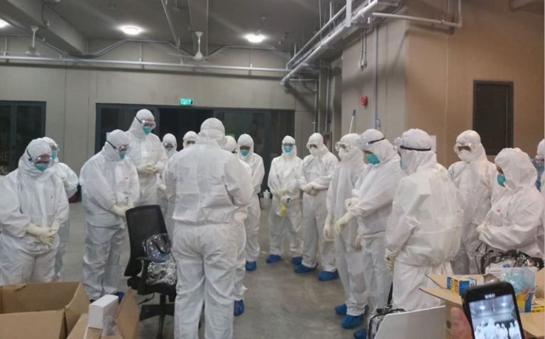 Medical personnels praying
