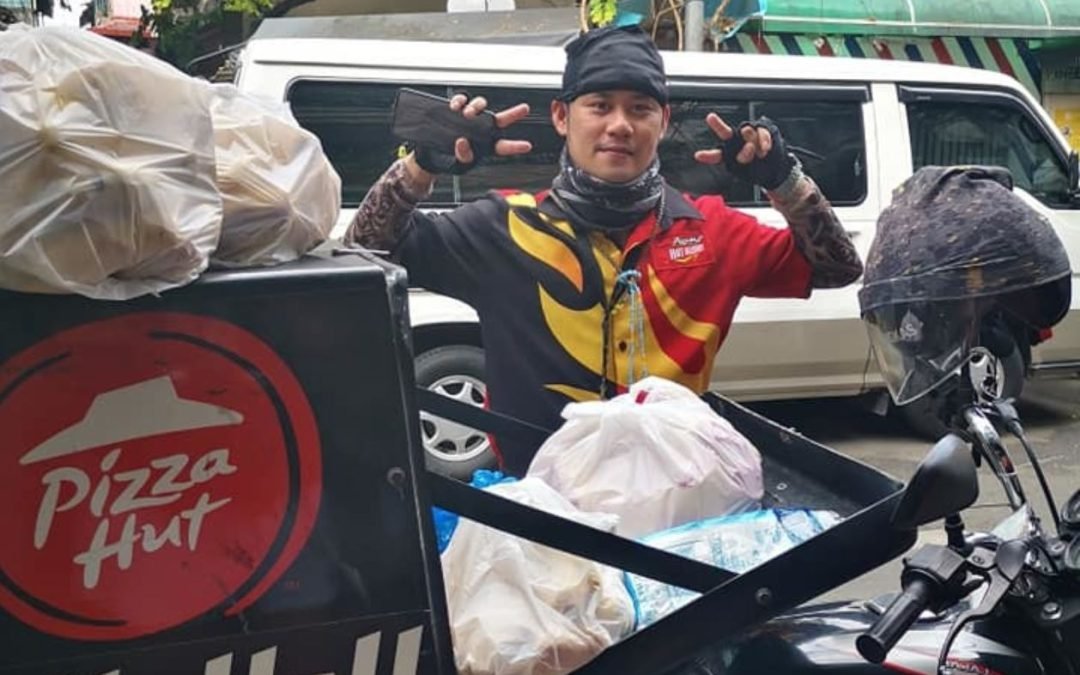 Pizza delivery rider Raymund Papellero uses salary, tips to buy bread for street dwellers